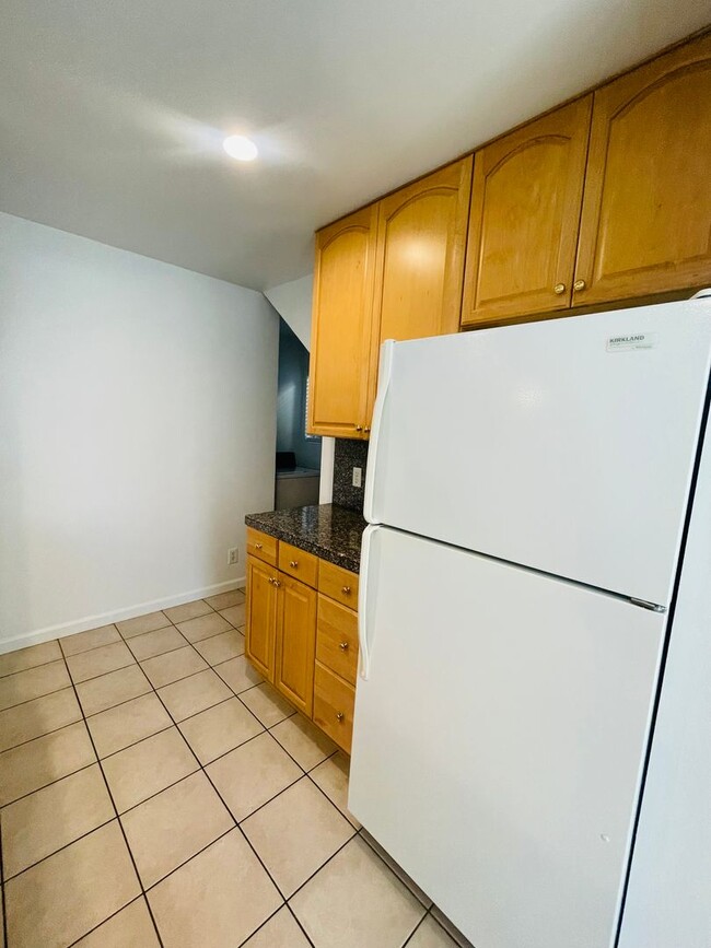 Building Photo - 2/1 rear unit in Land Park