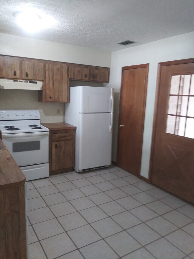 Building Photo - 822 Village Dr
