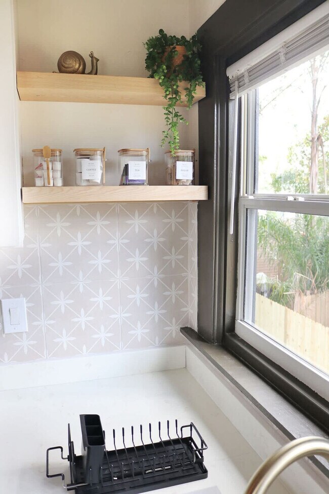 Building Photo - 102 W Emma St