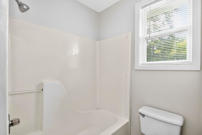 Building Photo - 1009 Lynndale Dr