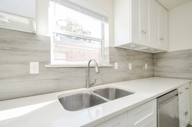 Building Photo - 17614 Sundrop Ln