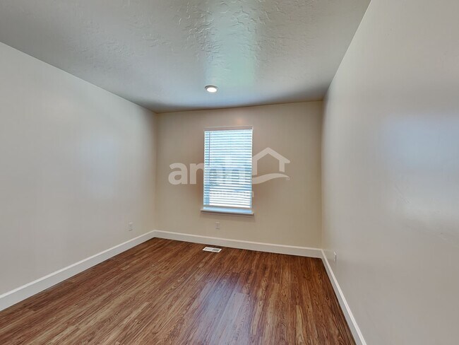 Building Photo - 825 W Grover Ct