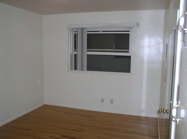 Bedroom,large window - 5042 Sawtelle Blvd