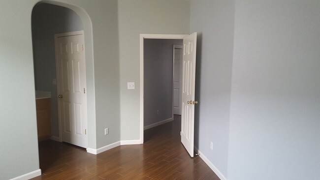 Building Photo - Beautiful 2 bed 2.5 bath in Natomas!