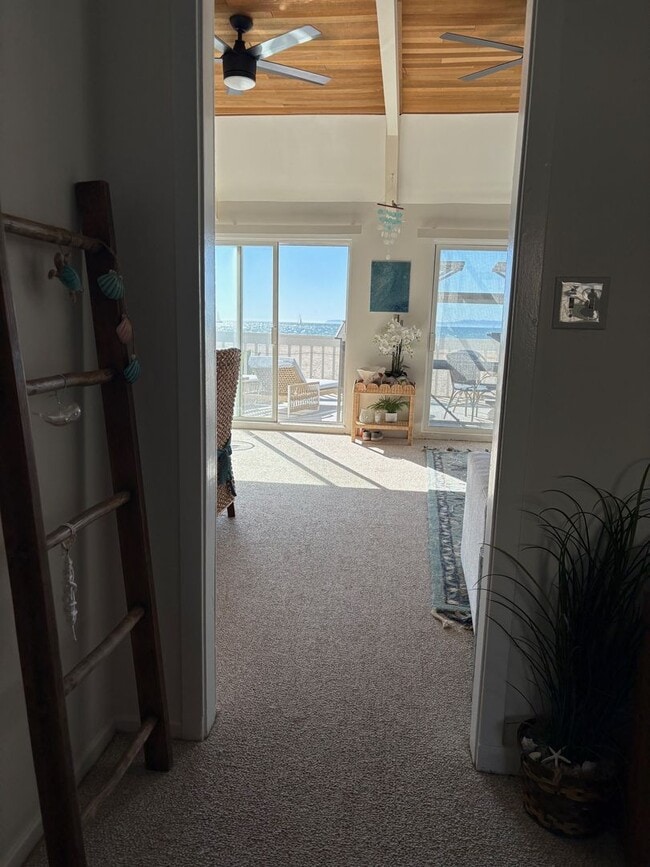 Building Photo - 4027-4029 Ocean Dr