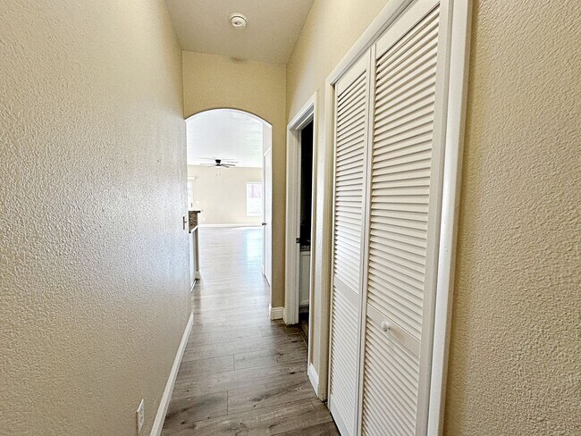 Building Photo - 3 BEDROOM TOWNHOME WITH YARD + 2 CAR GARAG...