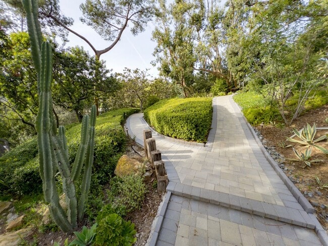 Building Photo - Large 2bed/ 2 bath corner unit in the heart of Silverlake with Hot Tub, Pool, Gated Parking and P...