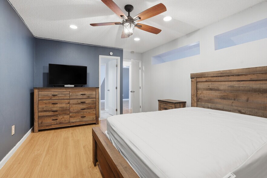 Building Photo - 8327 S Upham Way