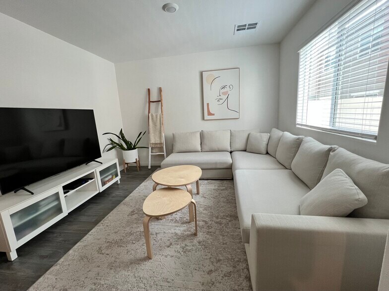 Building Photo - 12185 Scarlet Ember Rd