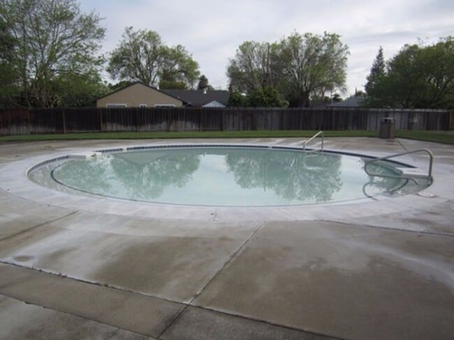 Building Photo - 4 bedroom 2 bath house in Holbrook Heights- Concord