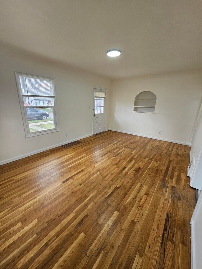 Building Photo - Available Now – 2 bedroom, 1 bathroom Boise Home with Fenced Yard and Detached Garage.  Basement ...