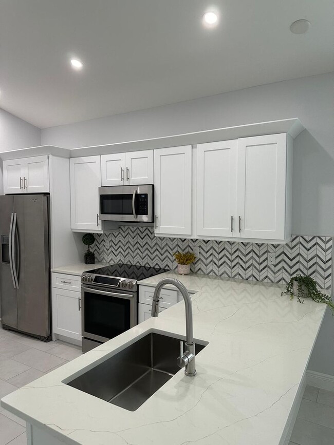 Building Photo - Single Family Home in San Carlos - STUDENTS WELCOME