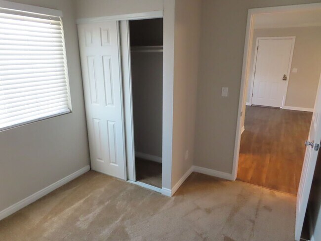 Building Photo - Renovated Two Bedroom Condo in Gated Community