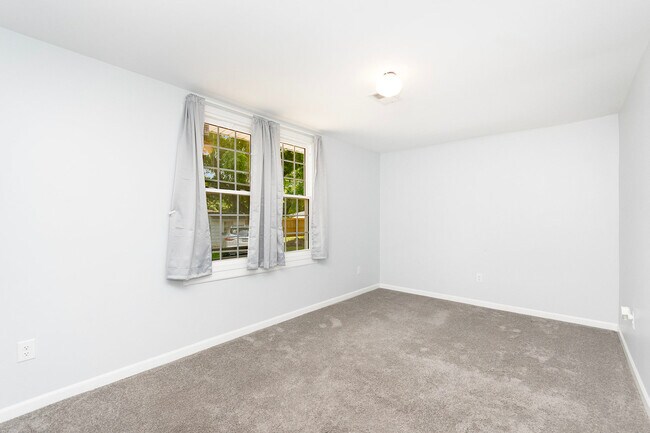 Building Photo - 2576 Plainfield Rd