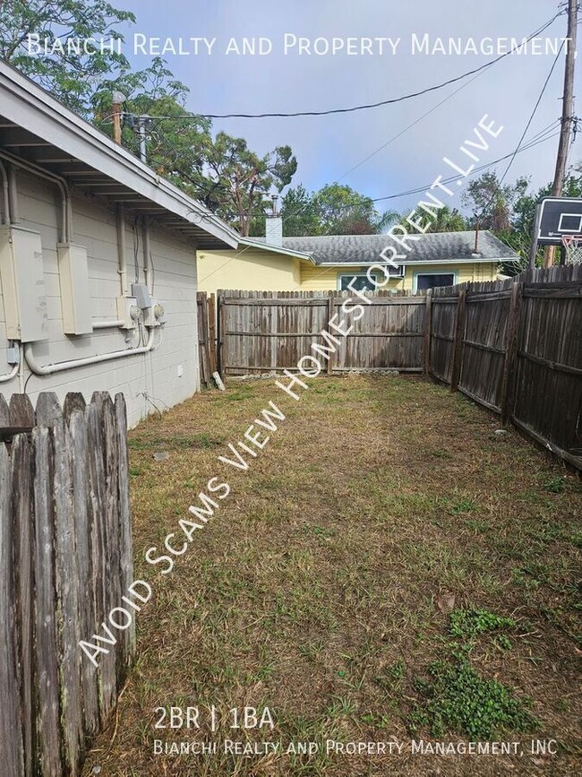 Building Photo - 2 Bedroom Unit in St Pete