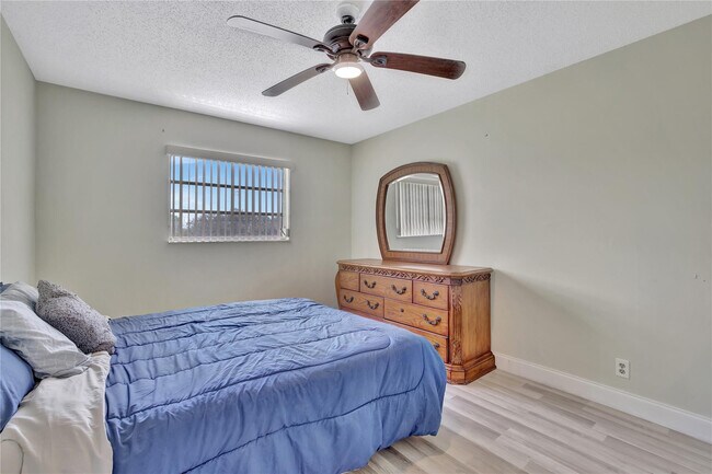 Building Photo - 4050 NW 42nd Ave