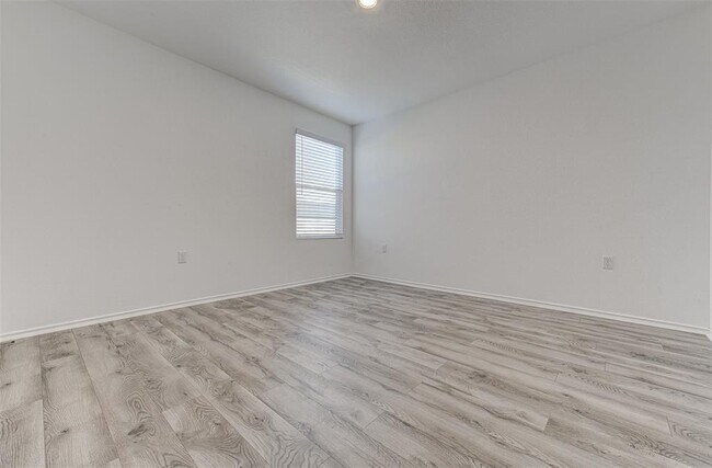Building Photo - 2704 Shimsham Dr