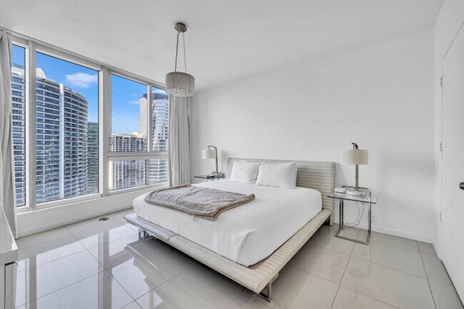 Building Photo - 485 Brickell Ave