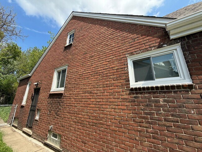 Building Photo - Renovated 2-Bedroom Home – We Welcome Sect...