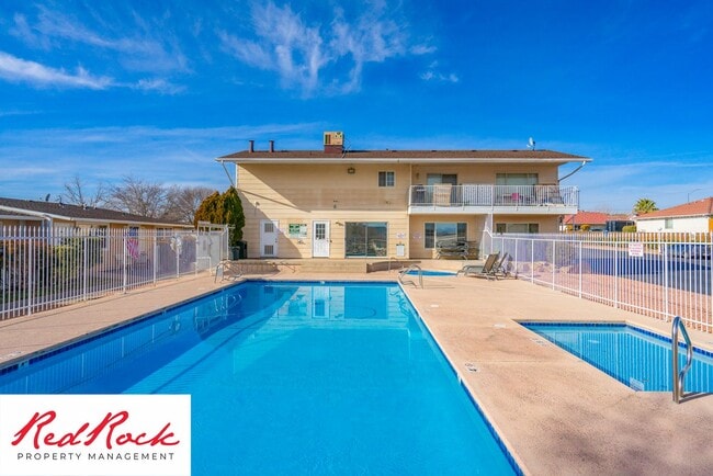 Building Photo - Charming 2 Bed / 1 Bath Apartment in a Prime Location