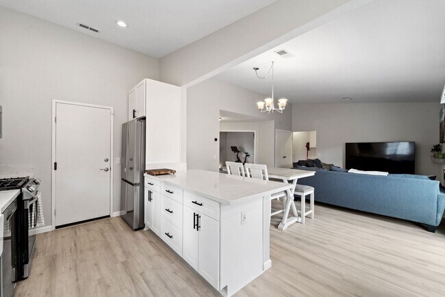 Building Photo - 2039 Waterbury Dr