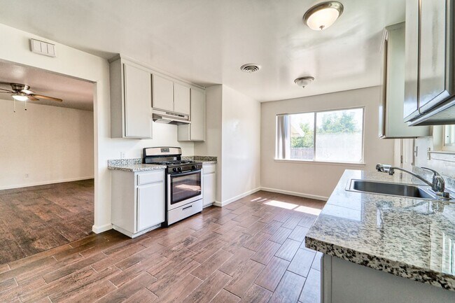 Building Photo - Bright & Comfortable 3BD Home with Great Features