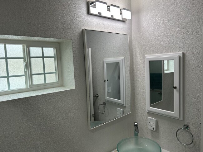 Building Photo - Super Cute 1 Bedroom, 1 Bath ADU