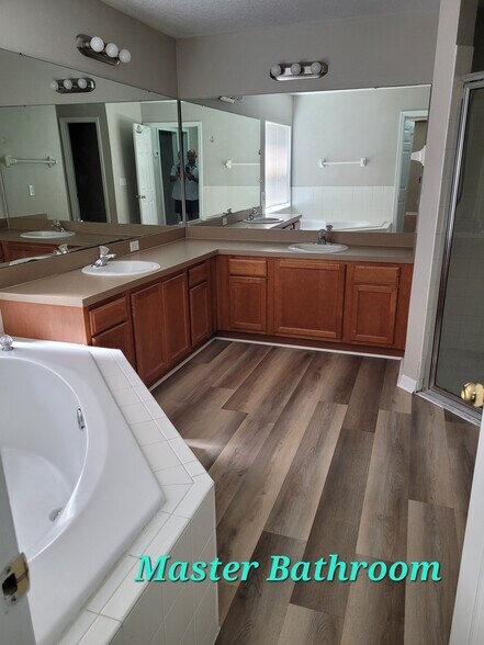 Master Bathroom - 1116 Bluegrass Dr