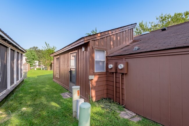 Building Photo - 74 Westwood Dr W