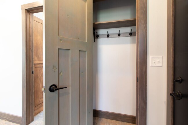 Building Photo - AVAILABLE AUGUST - Beautifully Renovated 2 bed/1bath Home on PARK POINT