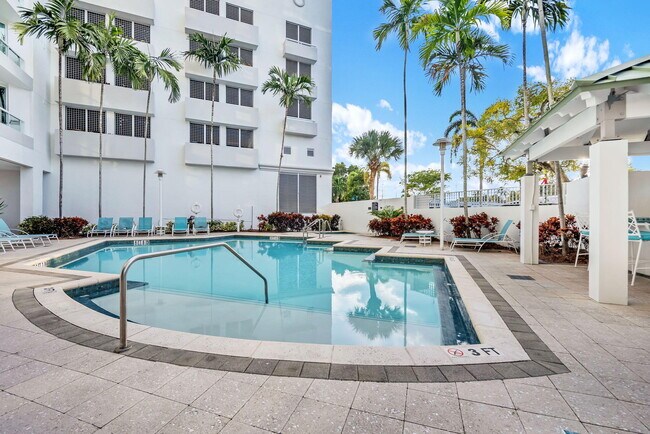 Building Photo - 401 SW 4th Ave