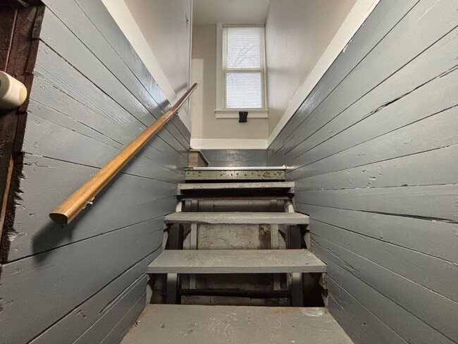 Building Photo - 3 Bedroom 1 Bath, Single Family Home, Lyell - Otis Neighborhood!