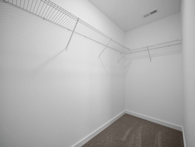 Building Photo - Large 3 story townhome near beach with com...