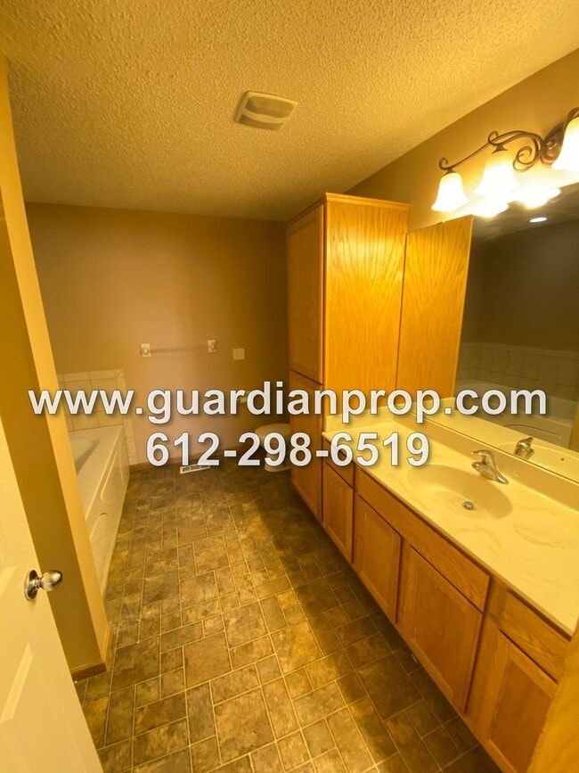 Building Photo - Huge End Unit Townhouse for November 1, Op...