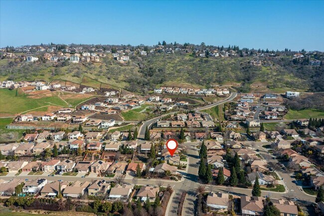 Building Photo - Elegant & Spacious 4 Bedroom Home Near Fol...