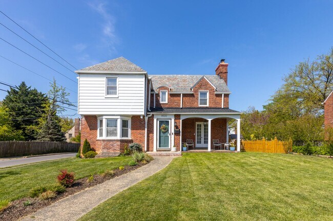 Building Photo - Luxurious Brick Colonial in Prestigious Gu...