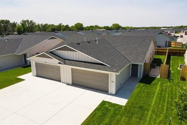 Building Photo - 548-550 W. 50th Ct. S.