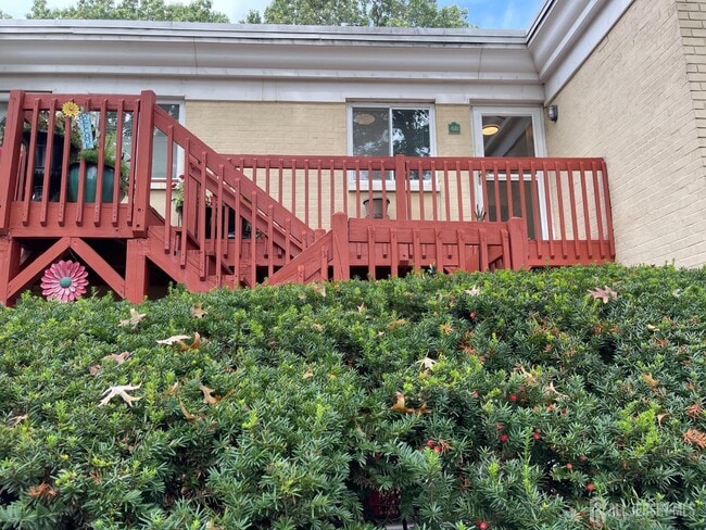 Building Photo - 1 Lake Ave