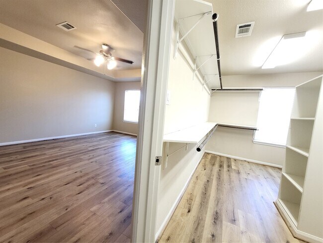 Building Photo - 1906 Howth Ave