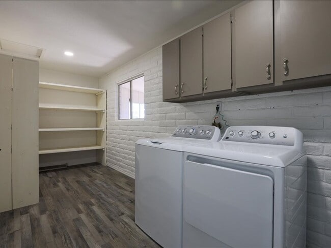 Building Photo - Spacious 4 Bedroom 2 Bathroom home with Private Pool & Arizona Room!