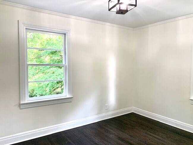 Building Photo - 4 Bedroom, 3 Bath Home w/  1 Car Garage
