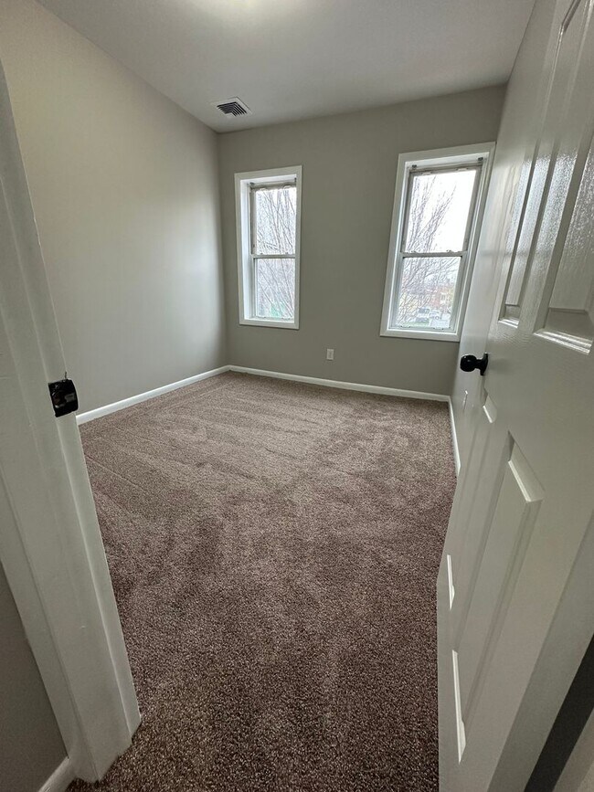 Building Photo - 363 Locust St