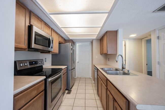 Building Photo - "Charming 2-Bedroom Townhouse Retreat with 2 Full Baths in Fishers – Spacious 1,522 Sq Ft Living!"