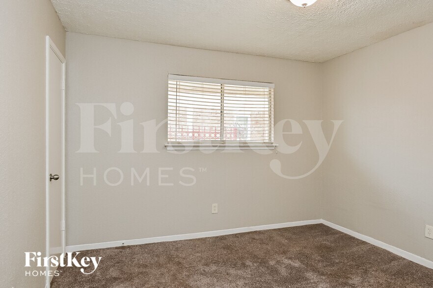 Building Photo - 4927 Kilkenny Dr