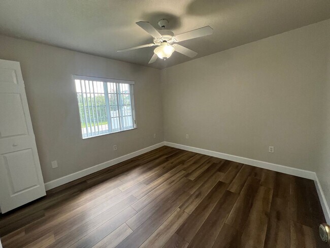 Building Photo - ($2,095) * ANNUAL ** Pool ** 3 Bed / 2 Bath - Harbor Heights  ** Single Family Home