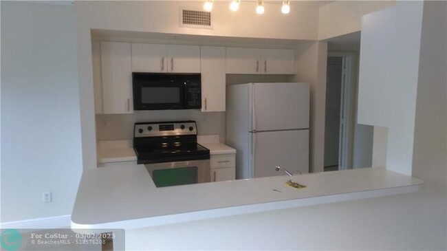 Building Photo - 2640 S University Dr