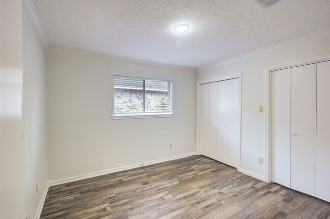Building Photo - 1402 Forest Home Dr