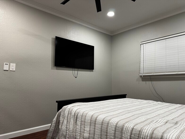 Building Photo - 414 Sunburst Dr