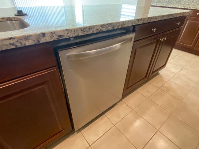 Building Photo - Beautiful 6 bed and 4.5 bath home in West ...