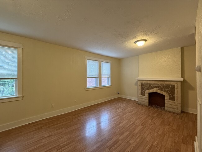 Building Photo - 915 Chartiers Ave